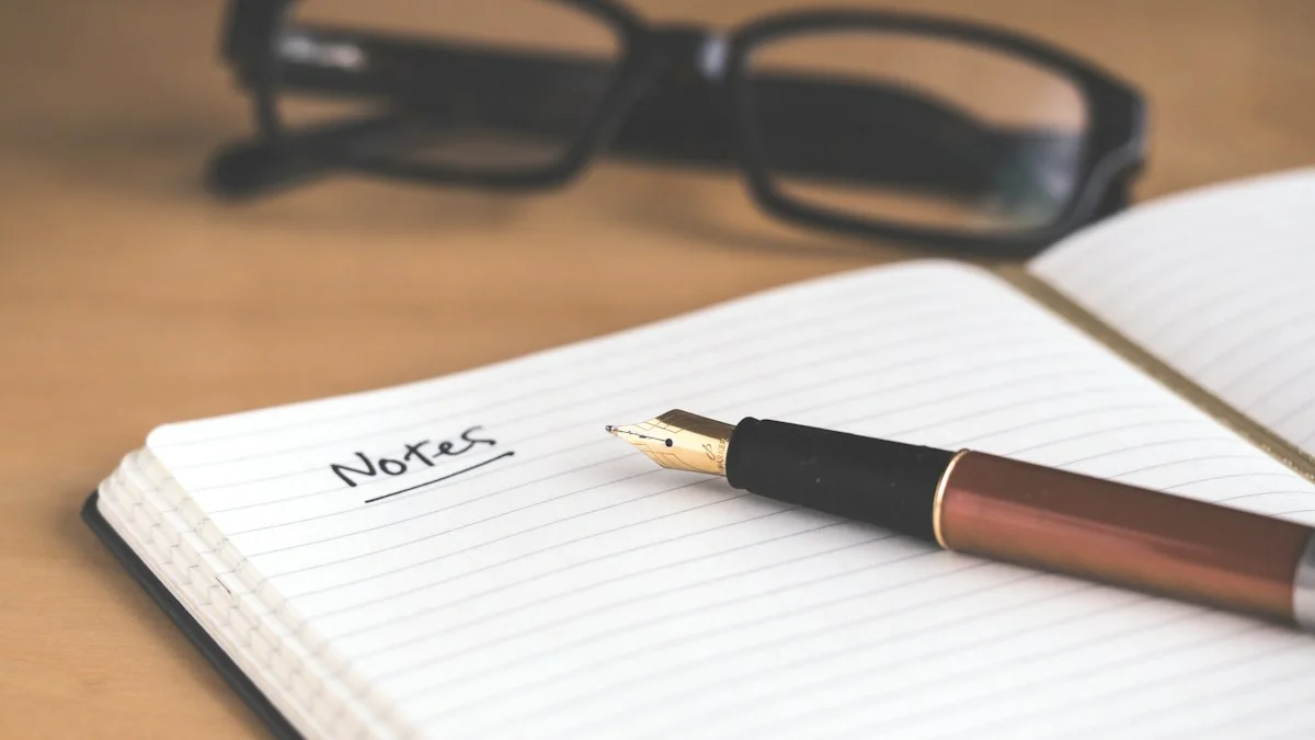 Caderno de anotações aberto com caneta e óculos sobre mesa de madeira, simbolizando uma pausa consciente